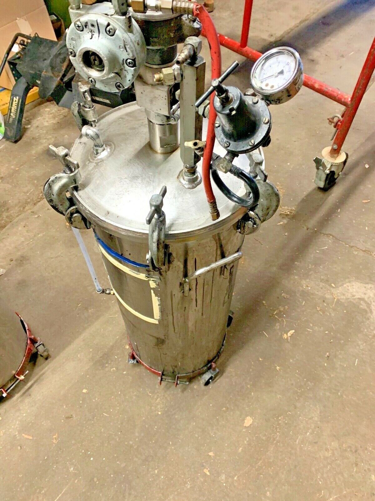 DEVILBISS QMS 15 Paint Pressure Tanks | MAVERICK UNLIMITED INC.